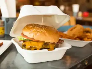 bagasse burger box clamshell white - juicy burger inside for customer